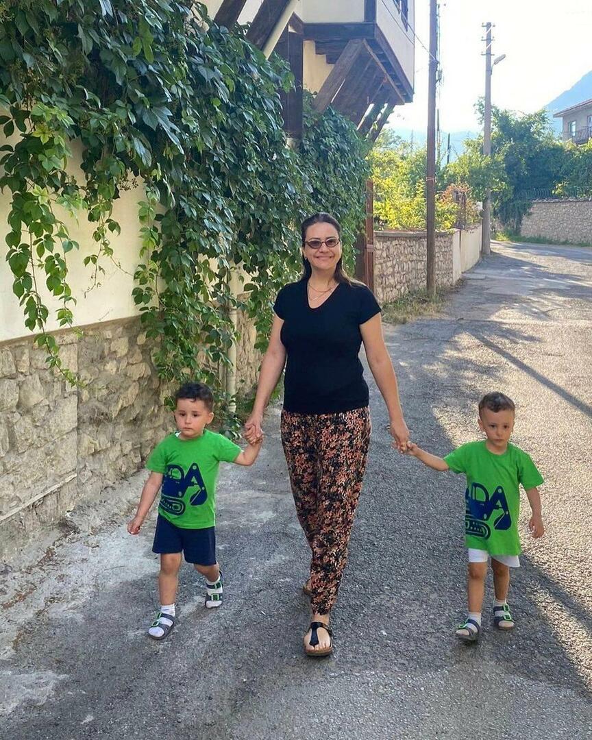 Ezgi Sertel în vacanță cu fiii ei