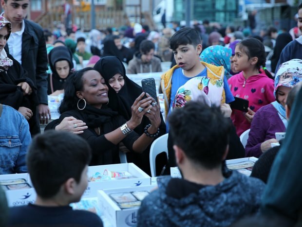 Cantareata musulmana Della Miles a facut-o iftar la Istanbul
