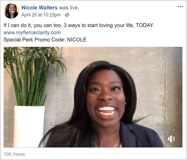Nicole Walters împărtășește un videoclip live pe Facebook care promovează cursul Fierce Clarity. Ea apare în haine de afaceri în fața unui perete neutru și a unei plante înalte de bambus într-o jardinieră albă.
