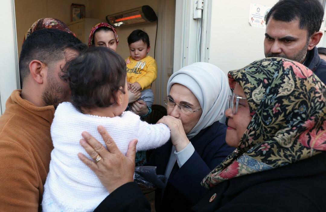 Emine Erdoğan a vizitat familiile victimelor cutremurului