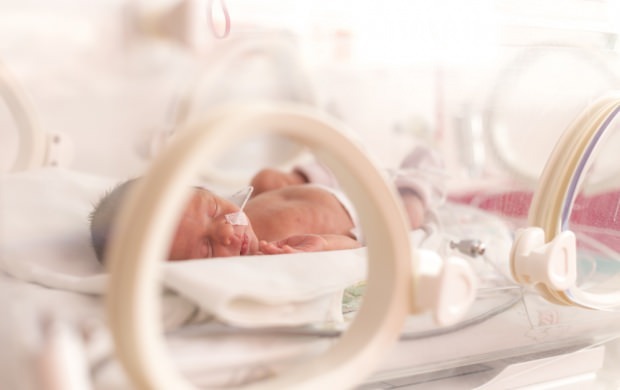 De ce sunt incubați nou-născuții?