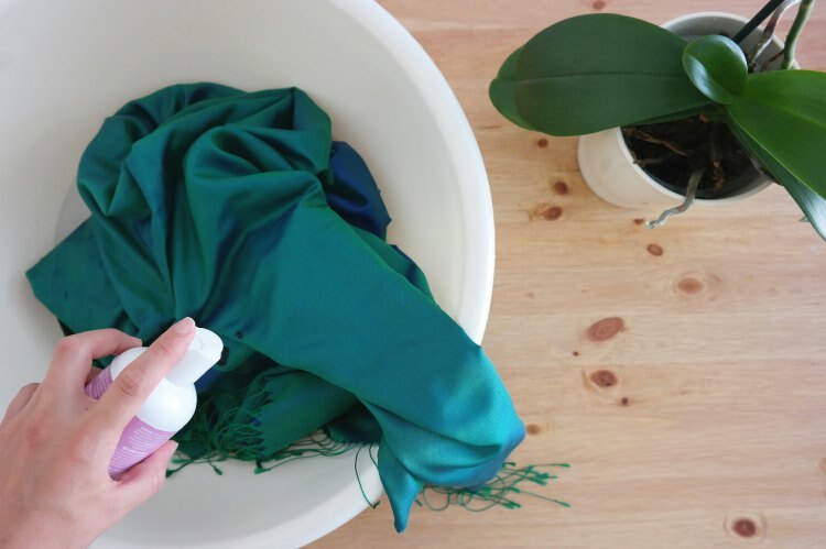Cum curățați șalele / eșarfele de mătase acasă?