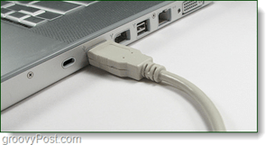 conectați cablul USB de la telefon la portul computerului