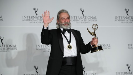  Actorul premiat cu Emmy Haluk Bilginer continuă să fie mândru! 