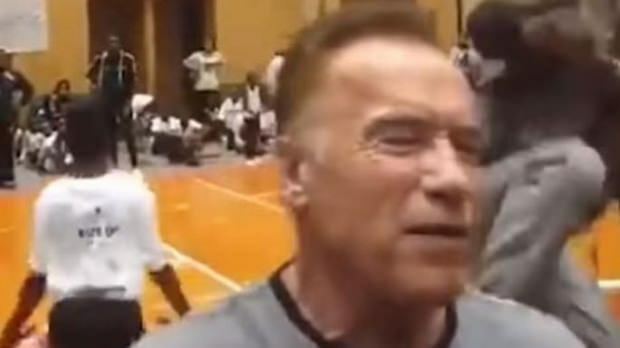 Arnold Schwarzenegger șutează