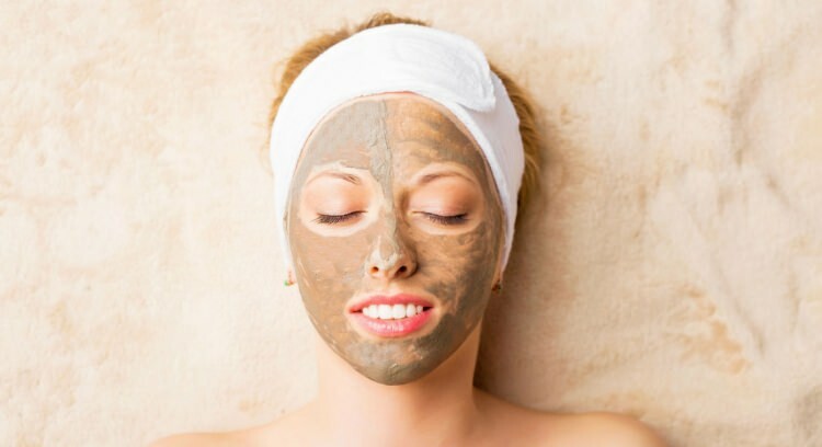 Pentru a curăța corect pielea: Aplicați o mască de lut