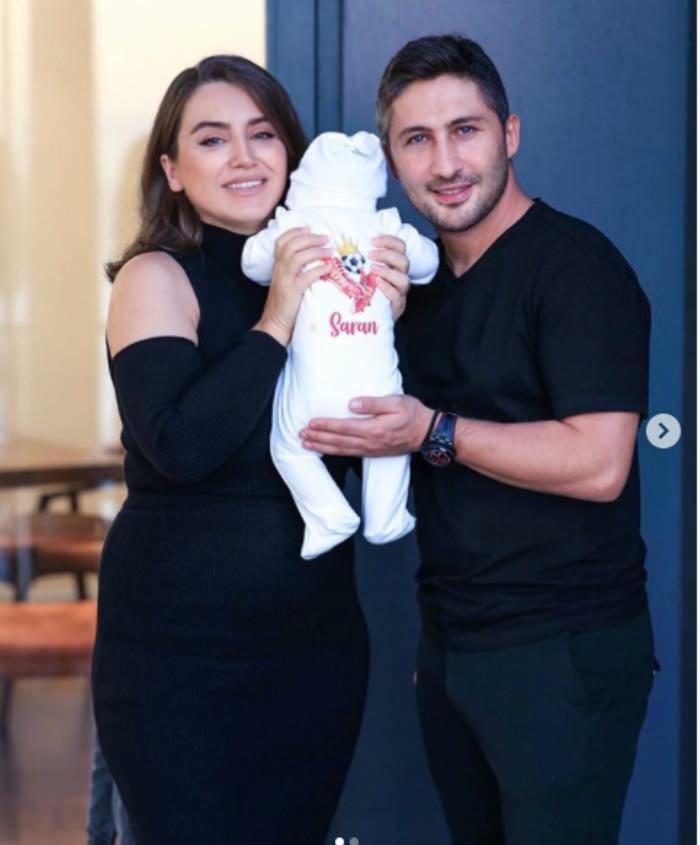 Cuplul Yağmur-Sabri Sarıoğlu și-a arătat pentru prima dată fețele bebelușilor