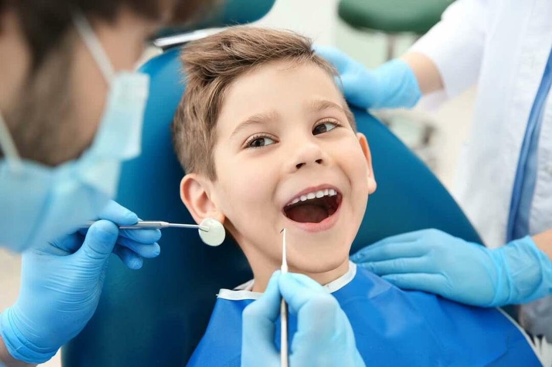 Când ar trebui copiii să beneficieze de îngrijiri dentare?