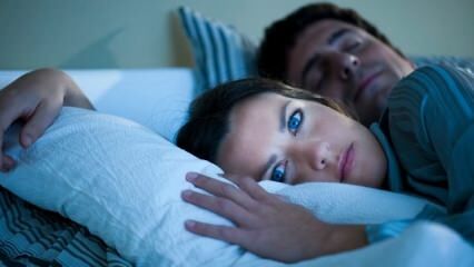 Corpul dă semnale atunci când nu dormi suficient