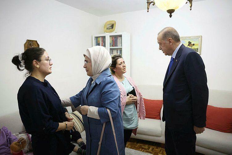 Președintele Recep Tayyip Erdogan și soția sa Emine Erdogan au vizitat familia supraviețuitoare a cutremurului