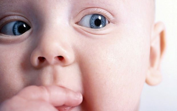 De ce schimbă ochii la bebeluși?
