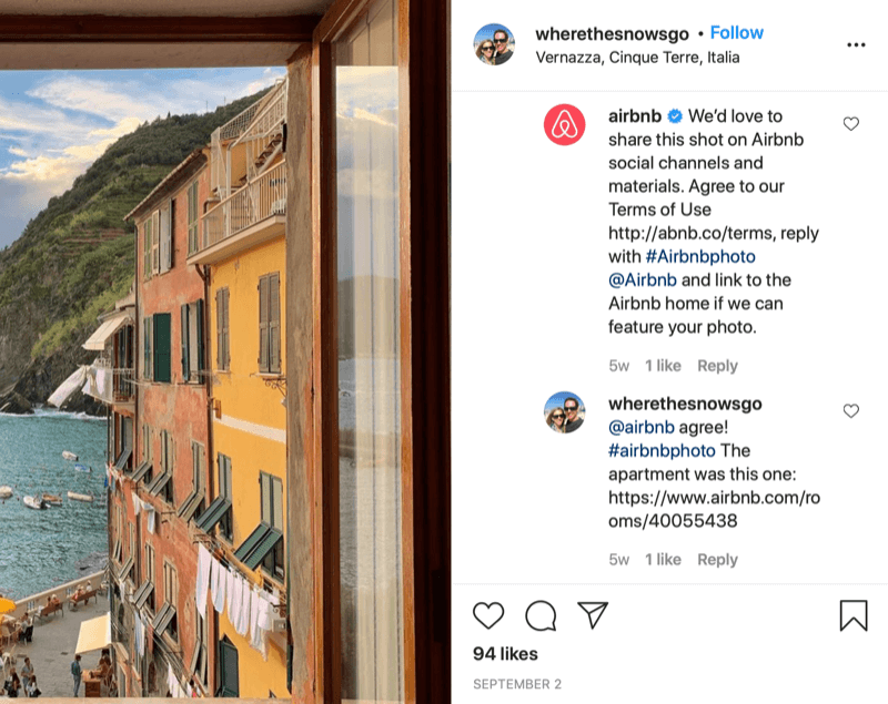 Exemplu de permisiune de repostare scrisă pe Instagram între @wherethesnowsgo și @airbnb cu airbnb care solicită partajarea fotografie și informații cu privire la modul de acordare a aprobării și răspunsul de către @wherethesnowsgo care autorizează redistribuirea imagine
