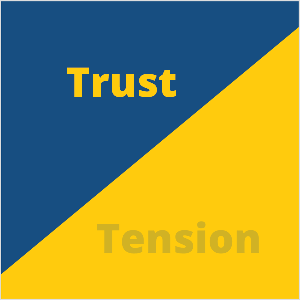 Aceasta este o ilustrație pătrată a observației lui Seth Godin conform căreia unele companii încearcă să elimine tensiunea în marketingul lor. Pătratul este un triunghi albastru în stânga sus și un triunghi galben în dreapta jos. În triunghiul albastru, textul galben spune Trust. În triunghiul galben, textul albastru spune Tension, dar este aproape transparent și se estompează în fundalul galben.