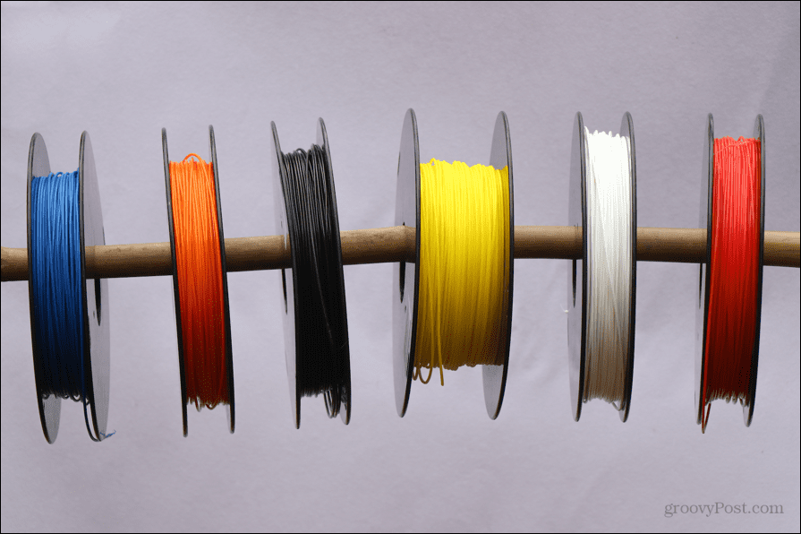 filament de pla depozitat pe un rack