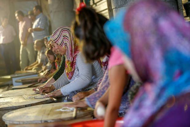 70 de femei din Antalya vând clătite și fac moschei