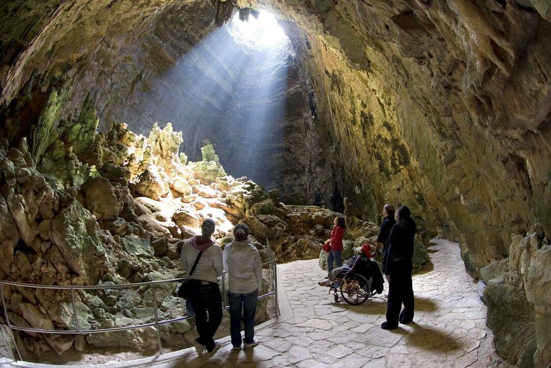 Peșterile Grotte di Castellana