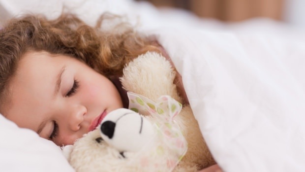 Când trebuie să doarmă copiii singuri?