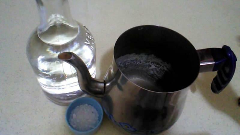 Îndepărtarea calcarului din ceainic cu oțet