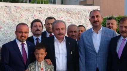 Lumea politică se întâlnește la ceremonia de circumcizie a fiilor vicepreședintelui grupului partidului AK, Bülent Turan