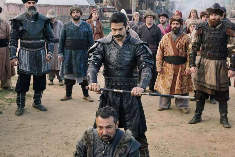 Alișar Bey Osman Bey, interpretat de Saruhan Hunelin, a fost lovit în cap pentru trădare.