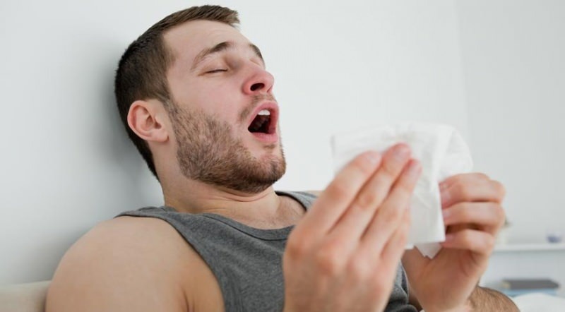 Strănutarea este un semn de coroană? Simptome de alergie și coronavirus