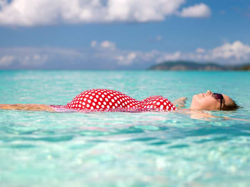 Poziții și beneficii de înot în timpul sarcinii! Este posibil să înoți în mare sau în bazinul termal în timpul sarcinii?