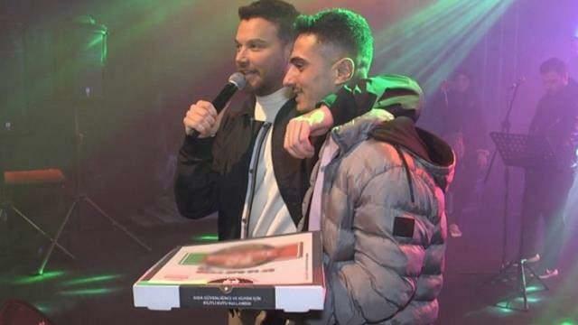 Sinan Akçıl a cântat pizza pentru concert! Și-a îndeplinit visul fanului său...