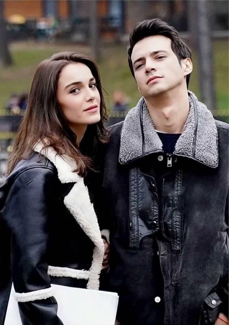 Hafsanur Sancaktutan și Mert Yazıcıoğlu, actorii principali ai seriei Darmaduman