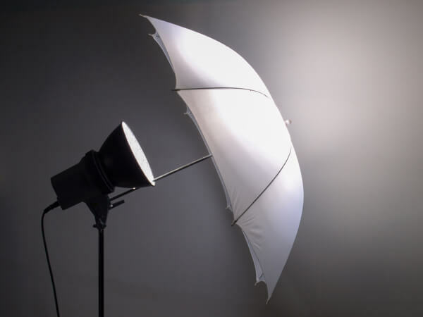 O umbrelă foto ajută la crearea unei lumini moi și măgulitoare pentru videoclipurile dvs.