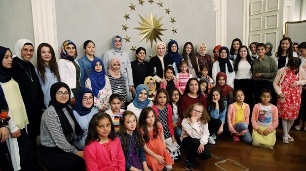 Odată cu apelul primei doamne Erdoğan, 8 ministere au luat măsuri pentru copii!