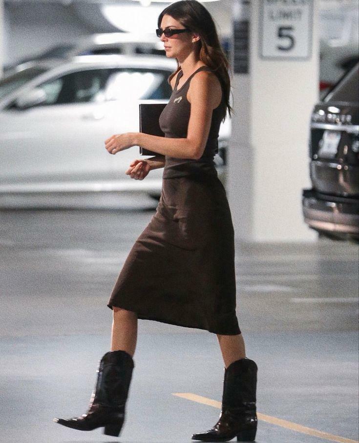 Combinație de cizme cowboy Kendall Jenner 