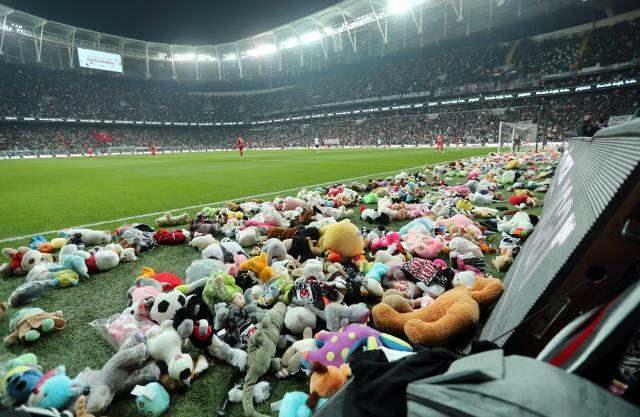 Jucării aruncate în meciul de la Beşiktaş