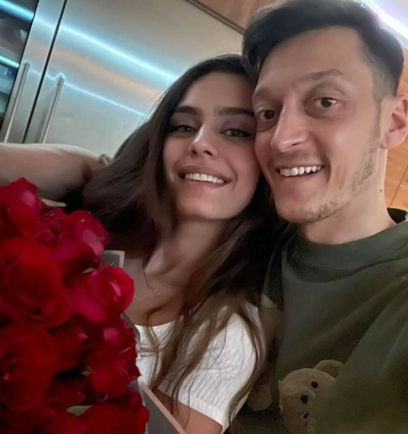 Un mesaj romantic de la Mesut Özil către soția sa, Amine Gülșe: „Pentru că ești mereu cu mine ...”