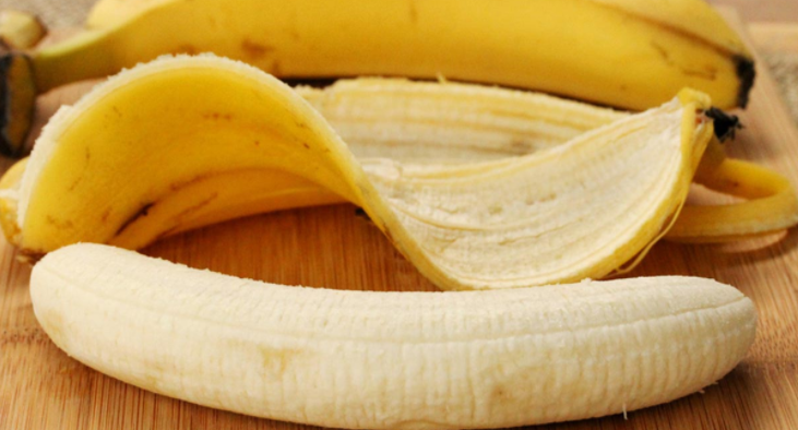 Gândiți-vă din nou înainte de ao arunca! Beneficiile coajei de banane