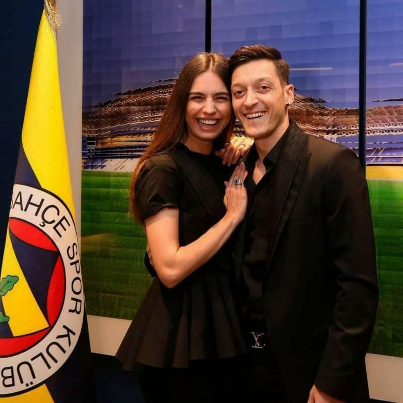 Amine Gülșe a sărbătorit ziua tatălui soțului ei Mesut Özil