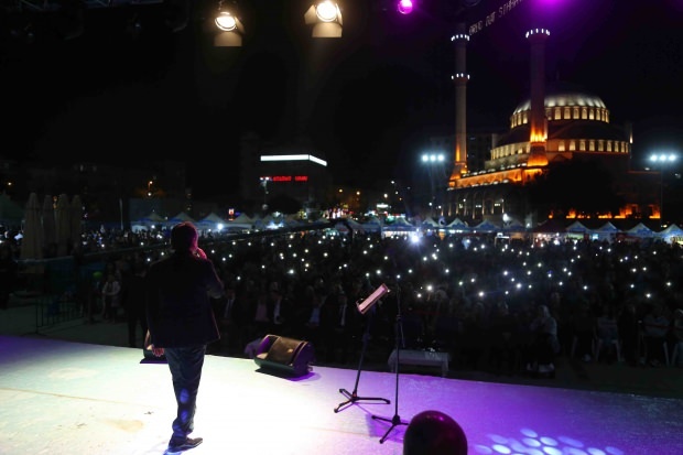 Artista bosniacă Zeyd Șoto și Eșref Ziya Terzi au susținut un concert la Bağcılar 