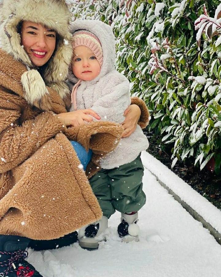 Poză de zăpadă cu fiica ei Leyla de la actrița Seda Bakan!