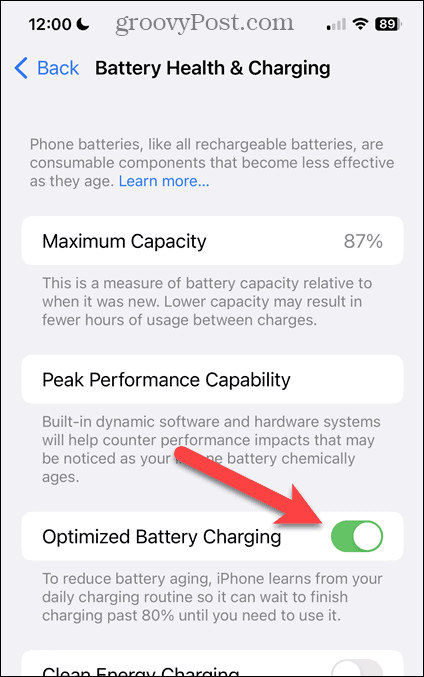 Activați sau dezactivați încărcarea optimizată a bateriei pe ecranul de sănătate și încărcare a bateriei iPhone