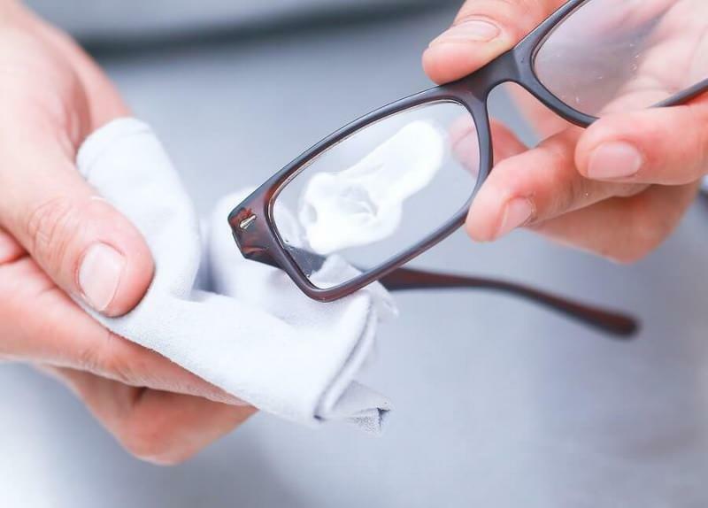 cum se elimină zgârieturile ochelarilor