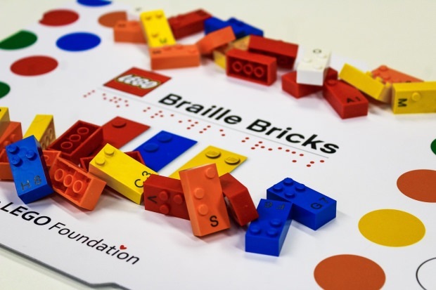 jucării în alfabet braille