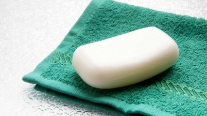 Cum se curăță săpunul și petele de detergent?