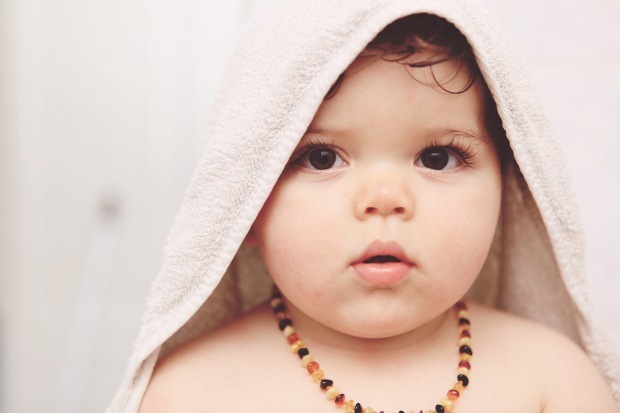 colier de chihlimbar beneficiază bebelușilor