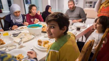 Obiceiuri indispensabile ale sahurului și iftar-urilor ținute cu familiile în Ramadan