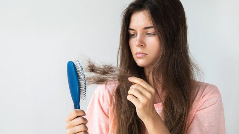 De ce cad părul? 3 amestecuri naturale care opresc căderea părului