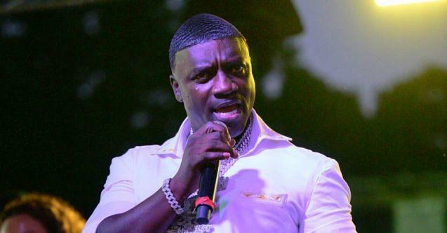 Cântăreața americană Akon a suferit un transplant de păr în Turcia