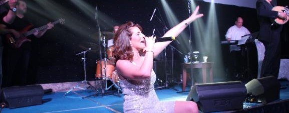 Cântăreața greacă Anastasia Kalogeropoulou a cântat în TRNC, declarată trădătoare