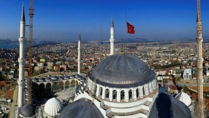 Au fost puse covoare din Moscheea Çamlıca