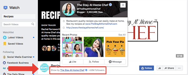 Aceasta este o captură de ecran a paginii emisiunii Rețete de pe Facebook Watch. Creditul Show By The Stay at Home Chef este evidențiat cu o săgeată roșie aprinsă și o casetă roșie. Un popup cu detalii despre pagina de Facebook The Stay At Home Chef acoperă fotografia de copertă a emisiunii Rețete Facebook Watch. Rachel Farnsworth conduce atât pagina de Facebook, cât și emisiunea Facebook Watch.