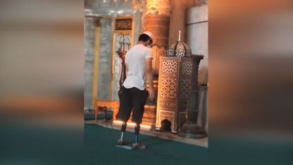 Tânărul care se roagă cu picioarele protetice în Moscheea Hagiei Sophia!
