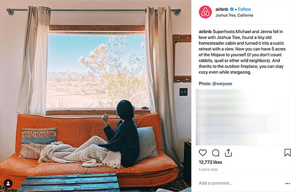 Aceasta este o captură de ecran a unei postări pe Instagram de la Airbnb. Spune povestea unui cuplu care găzduiește oameni acasă prin intermediul Airbnb. În fotografie, cineva stă pe o canapea portocalie sub o pătură tricotată bej și privește pe fereastră un peisaj deșertic. Melissa Cassera spune că aceste povești sunt un exemplu de afacere care folosește tracțiunea de depășire a monstrului în marketingul social media.